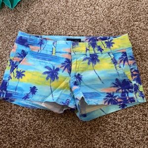 American Eagle Size 6 Palm Tree shorts